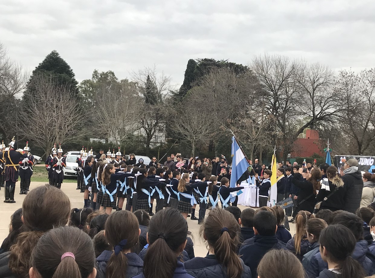 Alumnos en campo de deportes